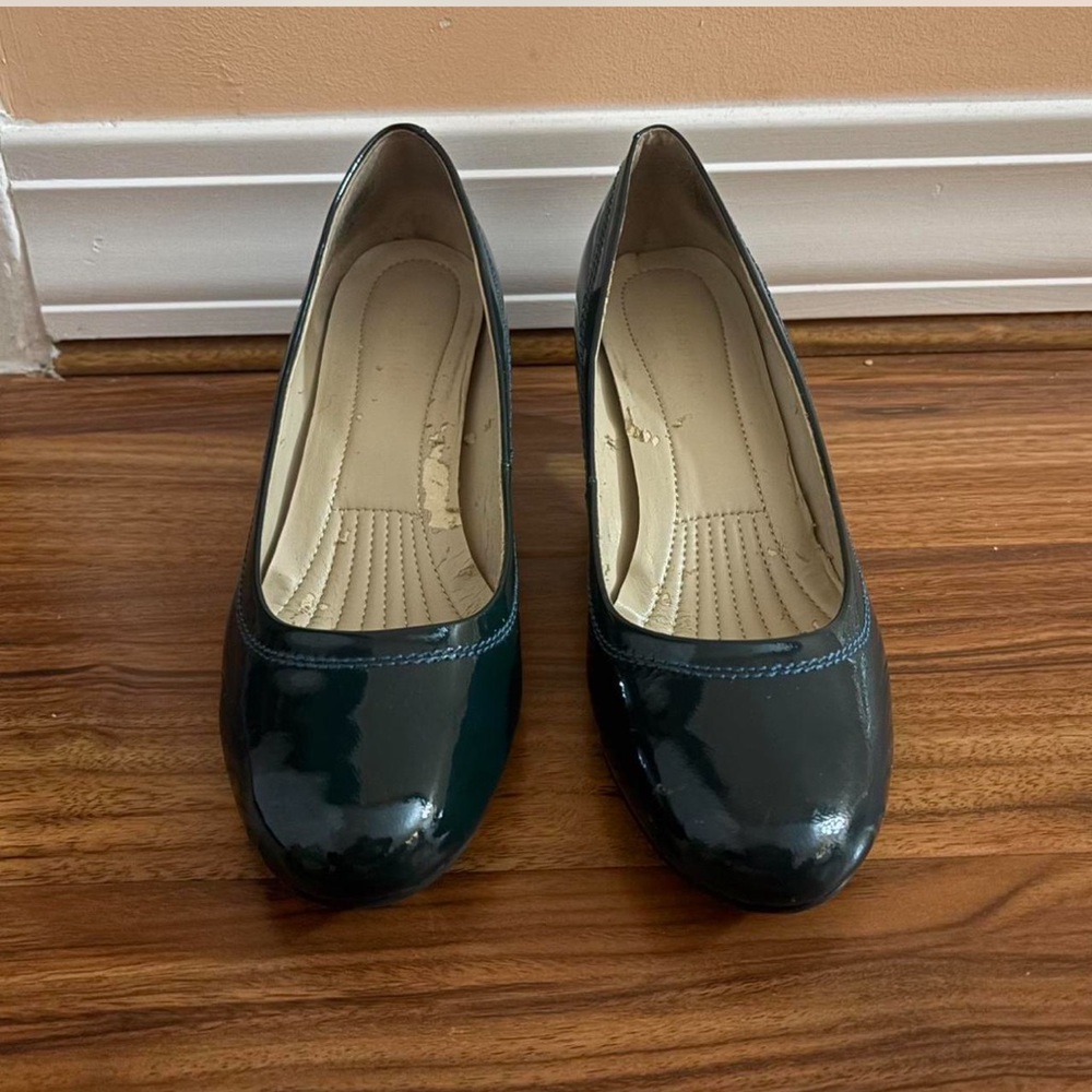 Easy Spirit Dark Green Patent Leather Pumps in Size 9 Wide